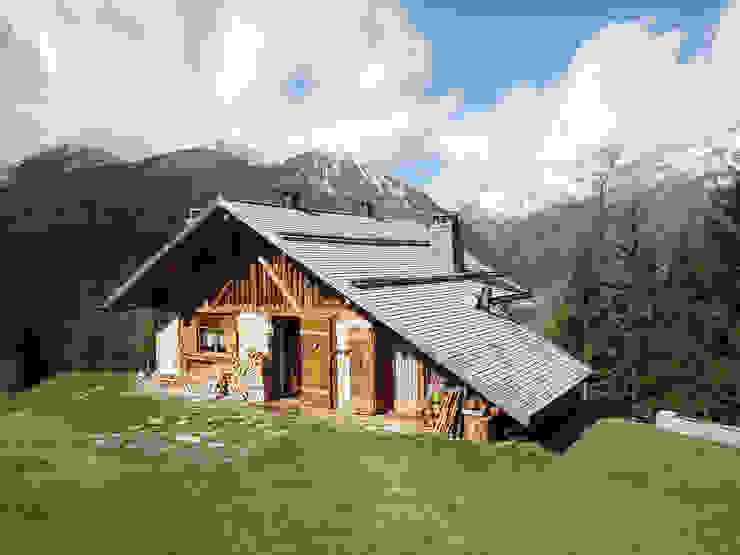 RISTRUTTURAZIONE EDIFICIO RURALE, zanella architettura zanella architettura Rumah Gaya Rustic