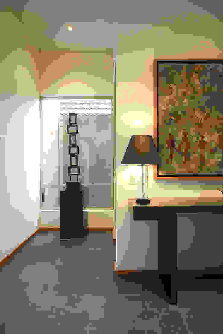 ARQUIPLAN Modern corridor, hallway & stairs