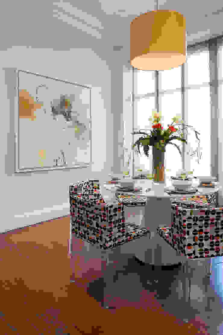 Dining Area Roselind Wilson Design Salle à manger moderne dining room,dining tale,flowers,wall art,chandelier,modern,interior design