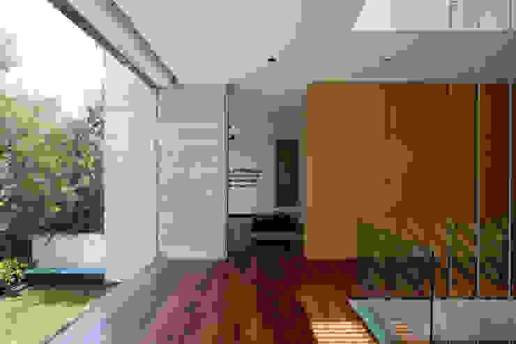 House V Serrano Monjaraz Arquitectos Corredores, halls e escadas modernos