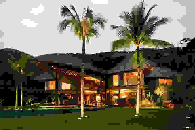 Casa Folha, Mareines+Patalano Arquitetura Mareines+Patalano Arquitetura Tropical style houses