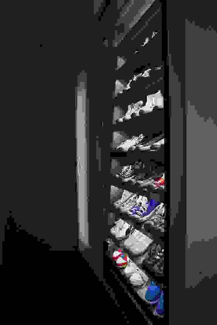Sneaker-Vitrine tredup Design.Interiors Moderner Flur, Diele & Treppenhaus Kommoden und Regale