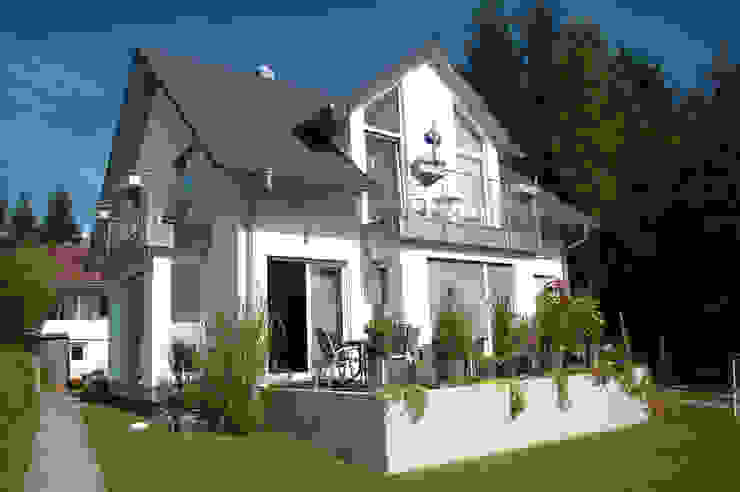 Frontansicht Terasse ENCON Baugesellschaft mbH Klassische Häuser Anlage,Himmel,Fenster,Gebäude,Haus,Baum,Grundstück,Tür,Gras,Abstellgleis