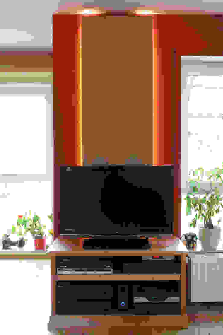 TV-Möbel mit beleuchtetem Wandpaneel Tischlerei Köchert Moderne Wohnzimmer