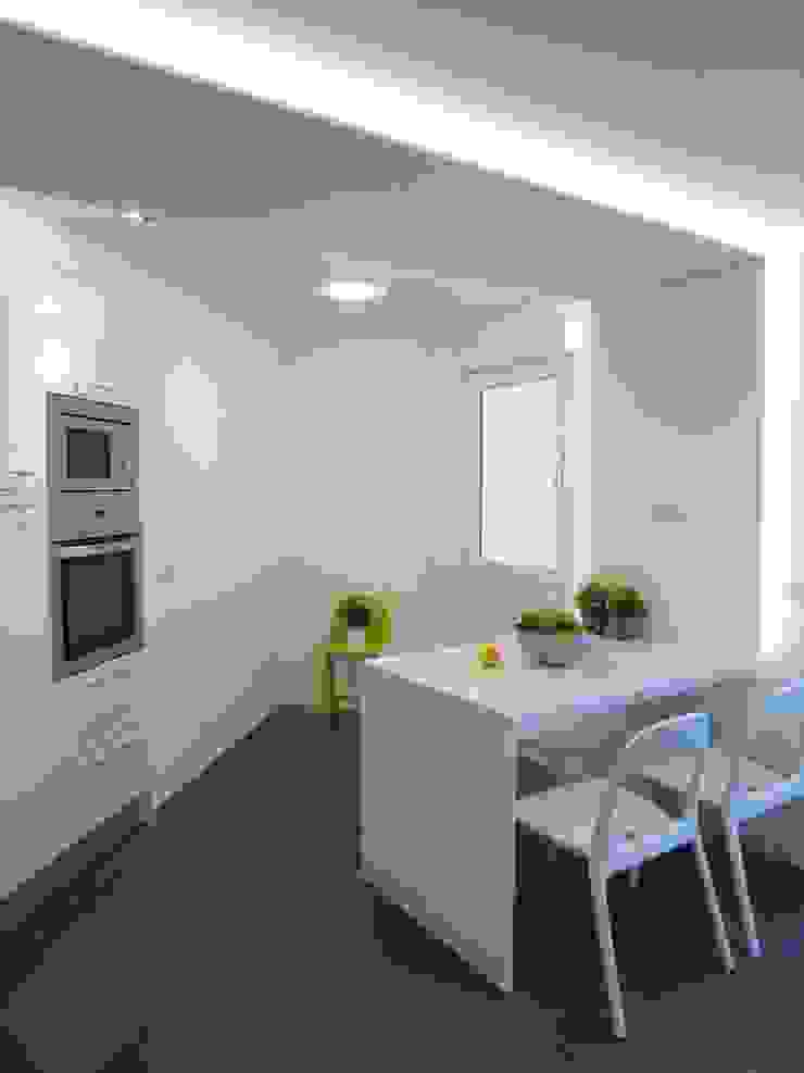 Una cocina transparente y luminosa, teese interiorismo teese interiorismo Modern Kitchen