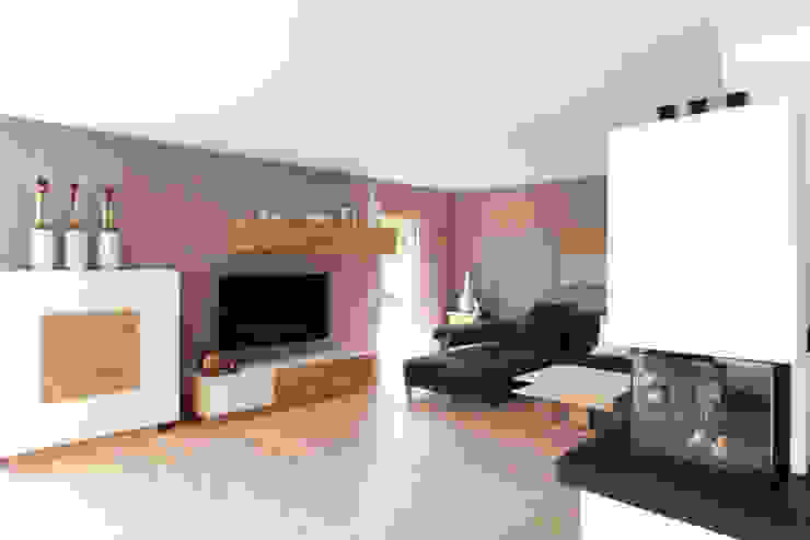 Wohnbereich mit Kamin Bau-Fritz GmbH & Co. KG Moderne Wohnzimmer