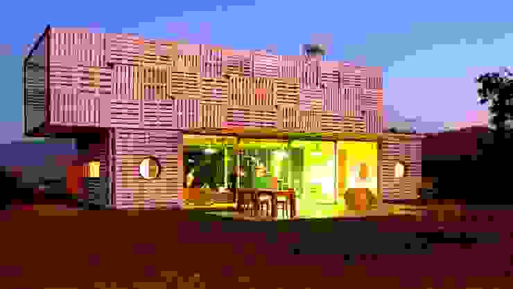 Una Casa Ecofriendly hecha de Contenedores: 160m2 que te volarán la cabeza, James & Mau Arquitectura James & Mau Arquitectura