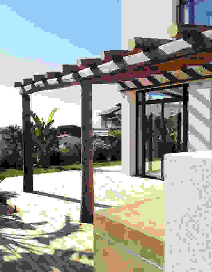 Pérgola de madera | Casa A 08023 Architects Balcones y terrazas de estilo mediterráneo