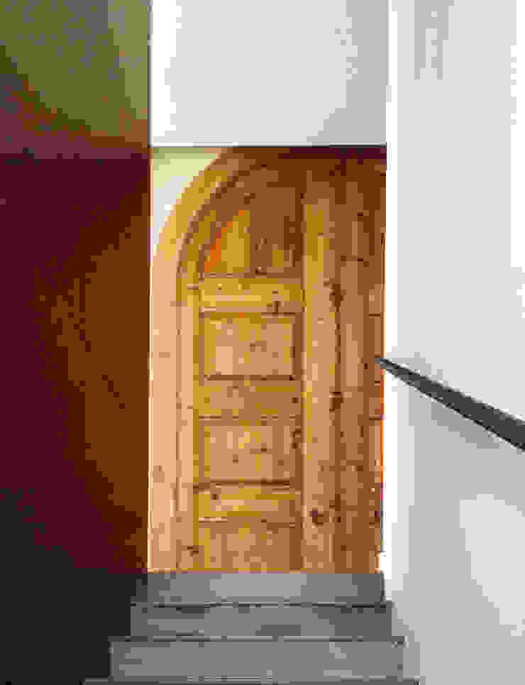 Escalera y Puerta | Casa A 08023 Architects Puertas y ventanas de estilo mediterráneo