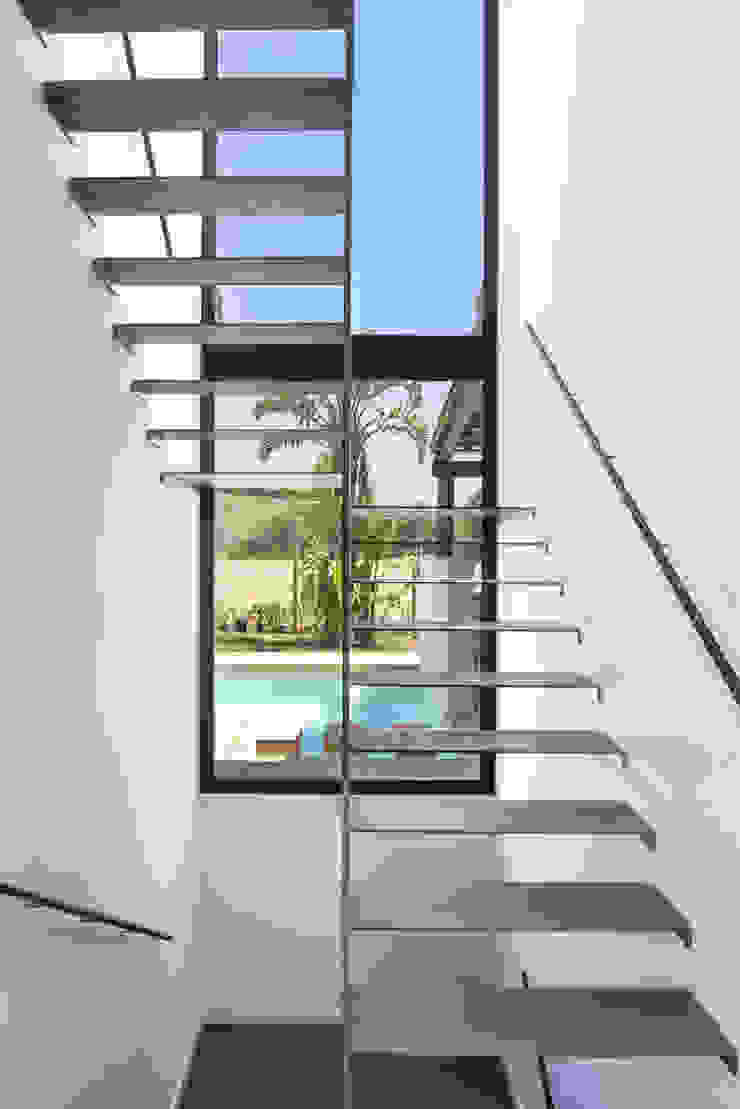 Escalera y Piscina | Casa A 08023 Architects Pasillos, vestíbulos y escaleras de estilo mediterráneo