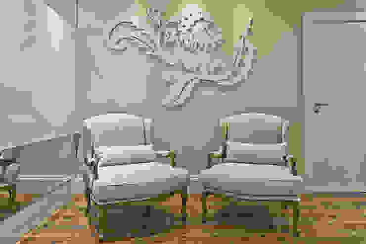 Salas de estar clássicas por Samara Barbosa Arquitetura Clássico