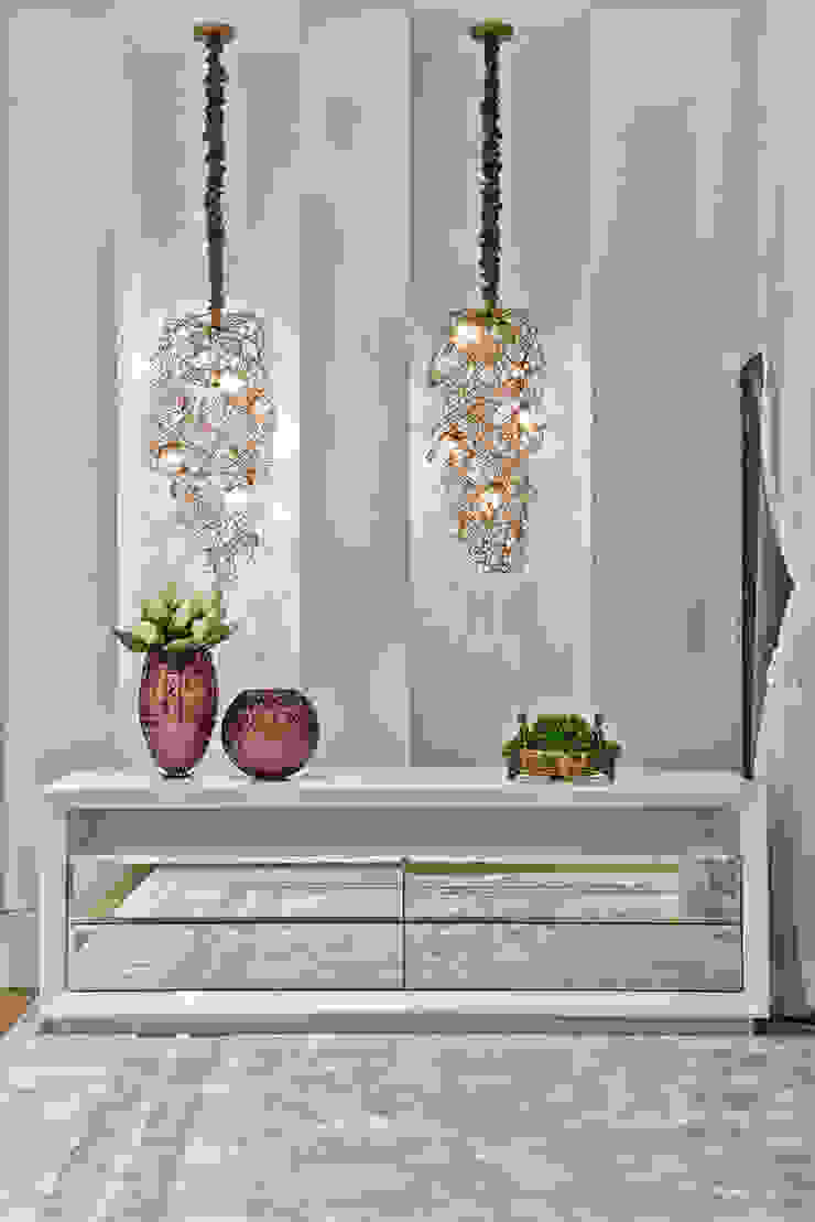 Salas de estar clássicas por Samara Barbosa Arquitetura Clássico