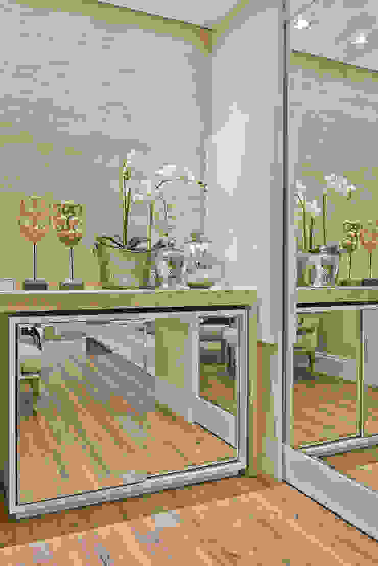 Salas de estar clássicas por Samara Barbosa Arquitetura Clássico