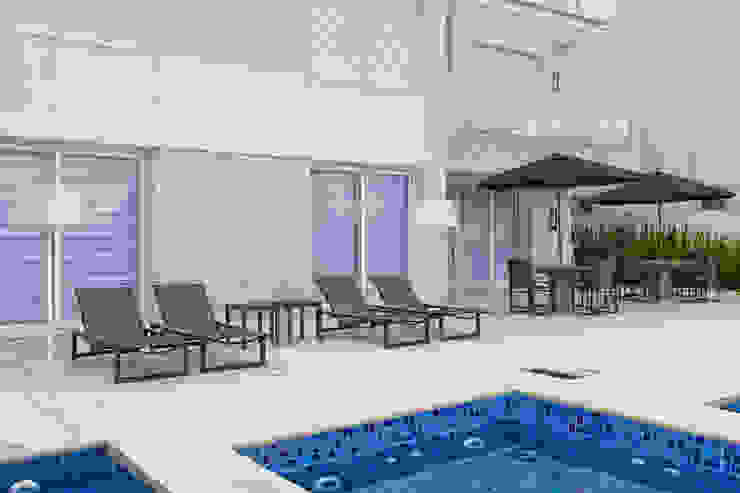 Piscinas clássicas por Samara Barbosa Arquitetura Clássico