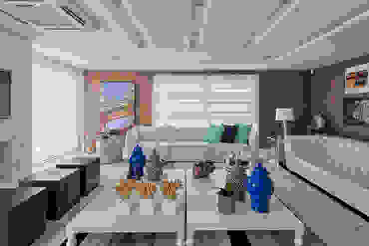 Salas de estar clássicas por Samara Barbosa Arquitetura Clássico