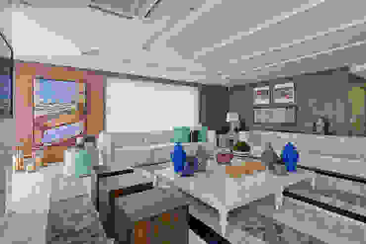 Salas de estar clássicas por Samara Barbosa Arquitetura Clássico