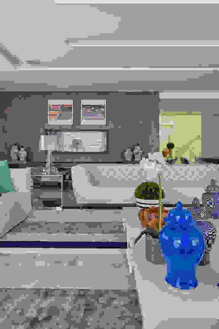 Salas de estar clássicas por Samara Barbosa Arquitetura Clássico