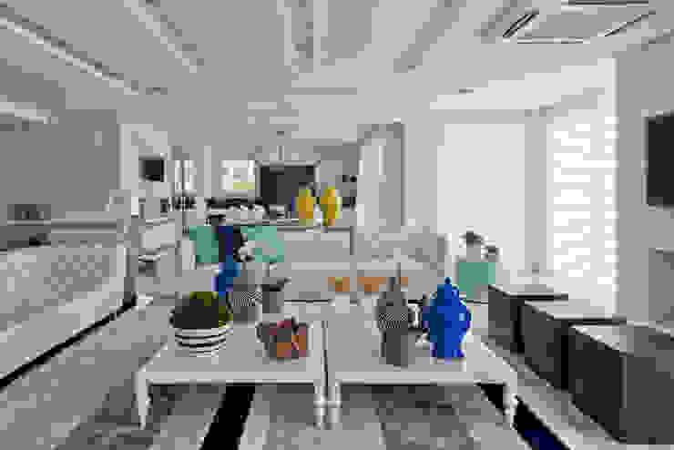 Salas de estar clássicas por Samara Barbosa Arquitetura Clássico