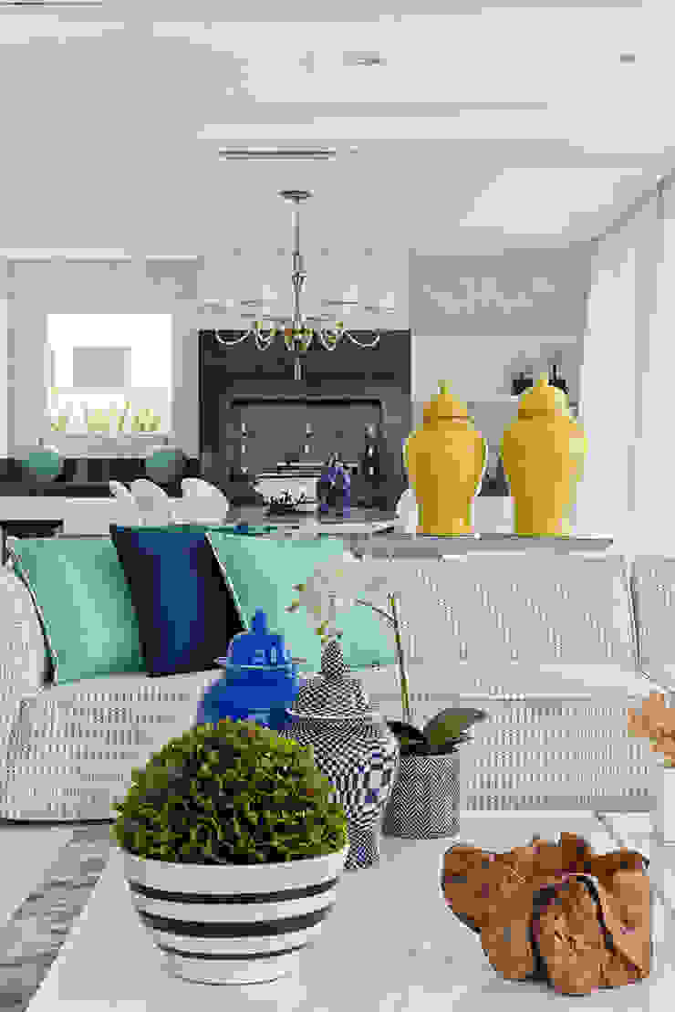 Salas de estar clássicas por Samara Barbosa Arquitetura Clássico