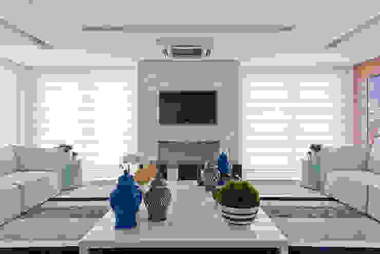 Salas de estar clássicas por Samara Barbosa Arquitetura Clássico