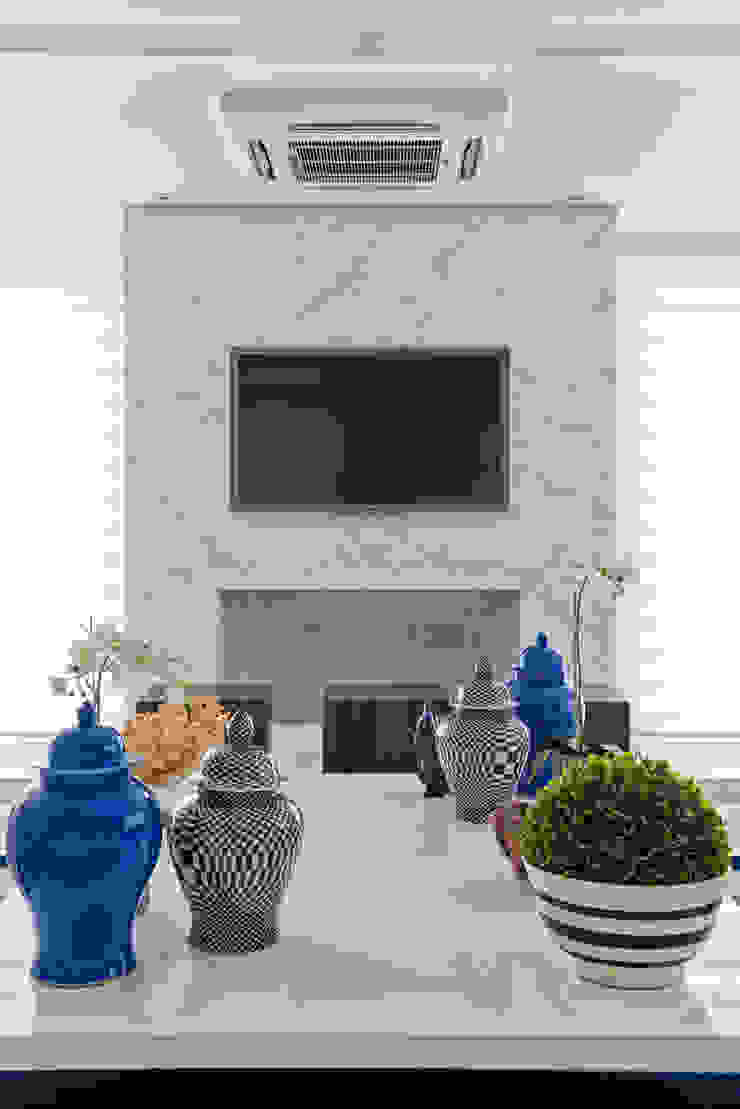 Salas de estar clássicas por Samara Barbosa Arquitetura Clássico