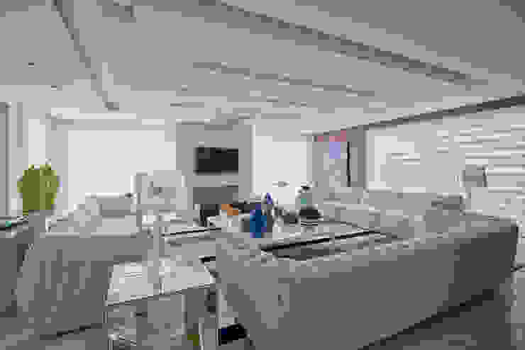 Salas de estar clássicas por Samara Barbosa Arquitetura Clássico