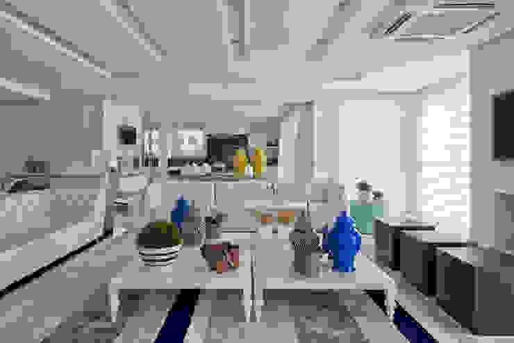 Salas de estar clássicas por Samara Barbosa Arquitetura Clássico