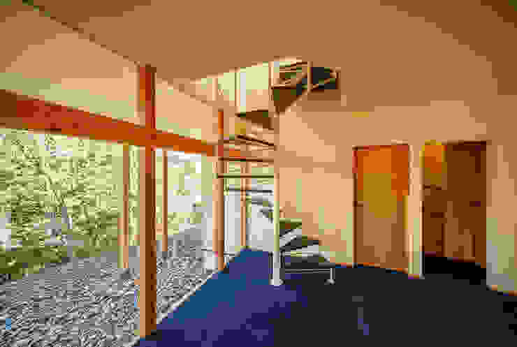 玄燈舎 傳寶慶子建築研究所 モダンスタイルの 玄関&廊下&階段