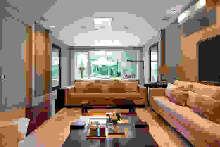 Prado Zogbi Tobar クラシックデザインの リビング