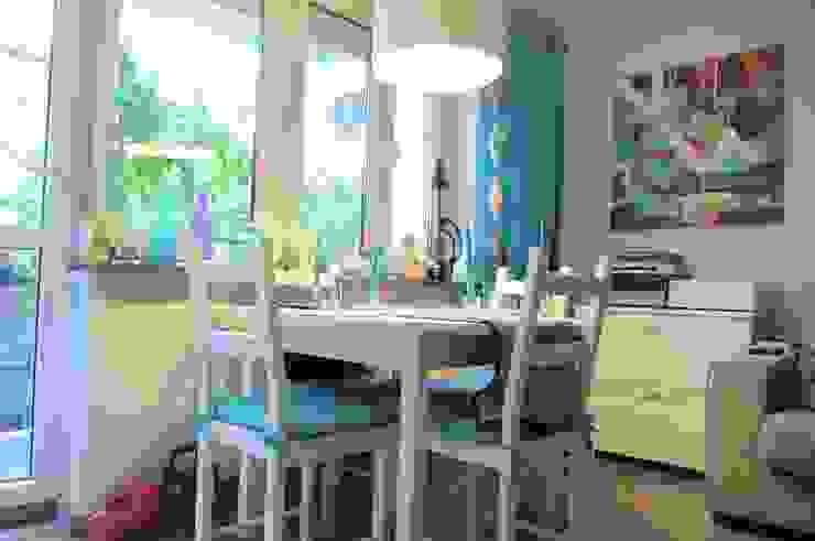 Kawalerka pozytywnej joginki Perfect Home Skandynawski salon