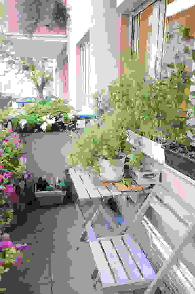 Kawalerka pozytywnej joginki Perfect Home Skandynawski balkon, taras i weranda