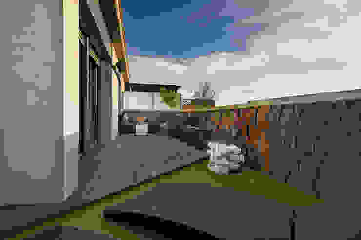 Balcones y terrazas modernos de The Pont design Moderno