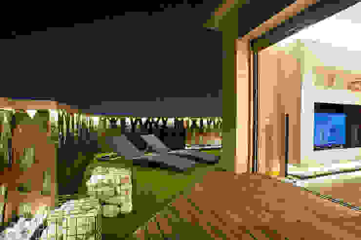 Balcones y terrazas modernos de The Pont design Moderno