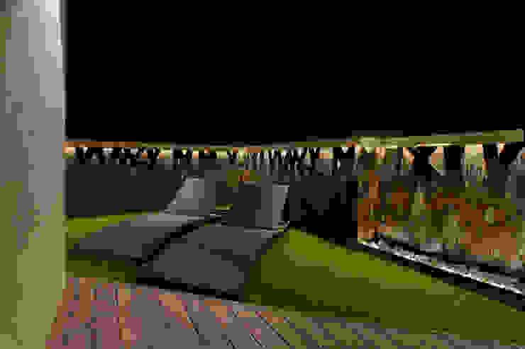 Balcones y terrazas modernos de The Pont design Moderno