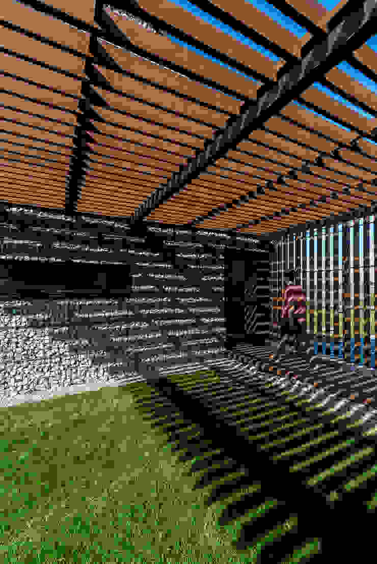 KROPKA STUDIO'S PROJECT Kropka Studio Garasi Modern