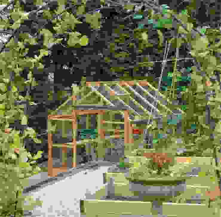 8x10 Cedar Growhouse Greenhouse homify Сад в классическом стиле Беседки и теплицы