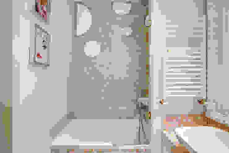 Moderne badkamers van MOB ARCHITECTS Modern