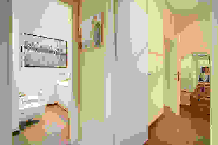 Moderne gangen, hallen & trappenhuizen van MOB ARCHITECTS Modern