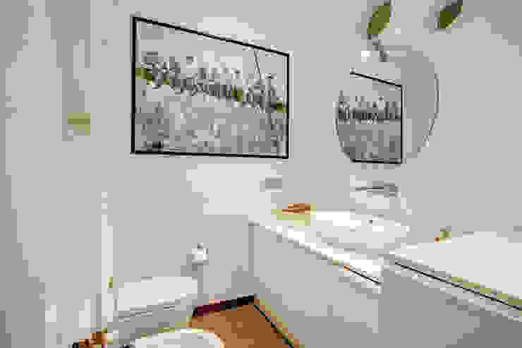 Moderne badkamers van MOB ARCHITECTS Modern