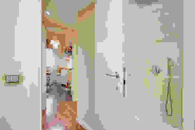 Moderne gangen, hallen & trappenhuizen van MOB ARCHITECTS Modern