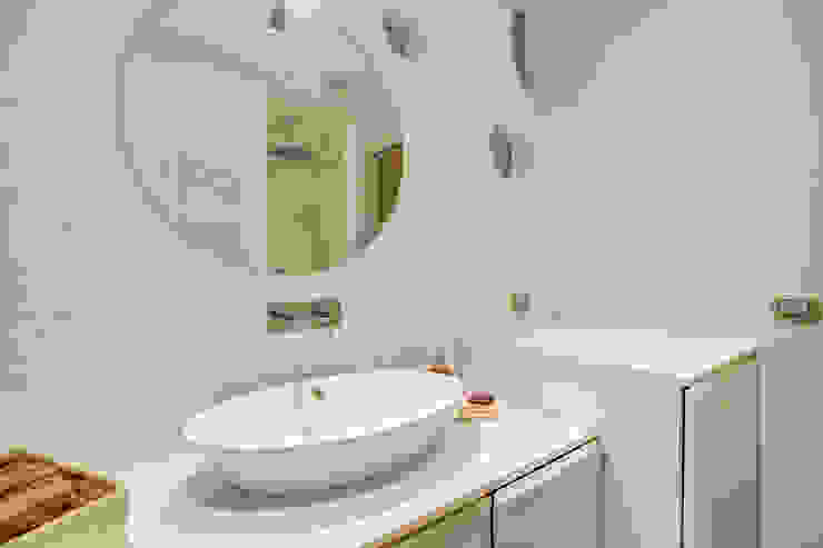 Moderne badkamers van MOB ARCHITECTS Modern