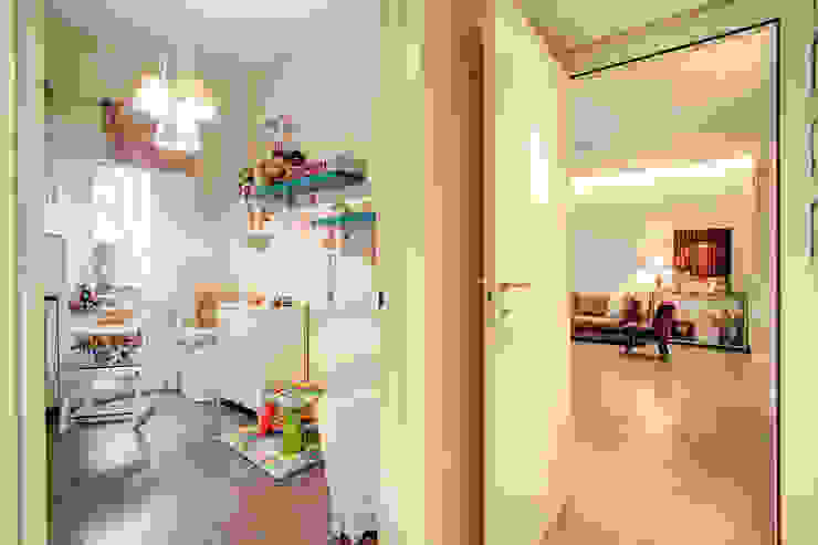 Moderne gangen, hallen & trappenhuizen van MOB ARCHITECTS Modern