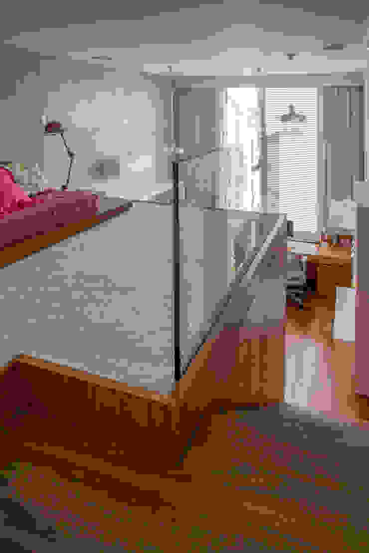 Residência Mirante Corredores, halls e escadas modernos por Gisele Taranto Arquitetura Moderno