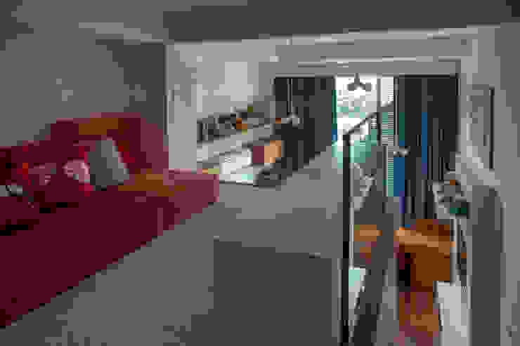 Residência Mirante Corredores, halls e escadas modernos por Gisele Taranto Arquitetura Moderno