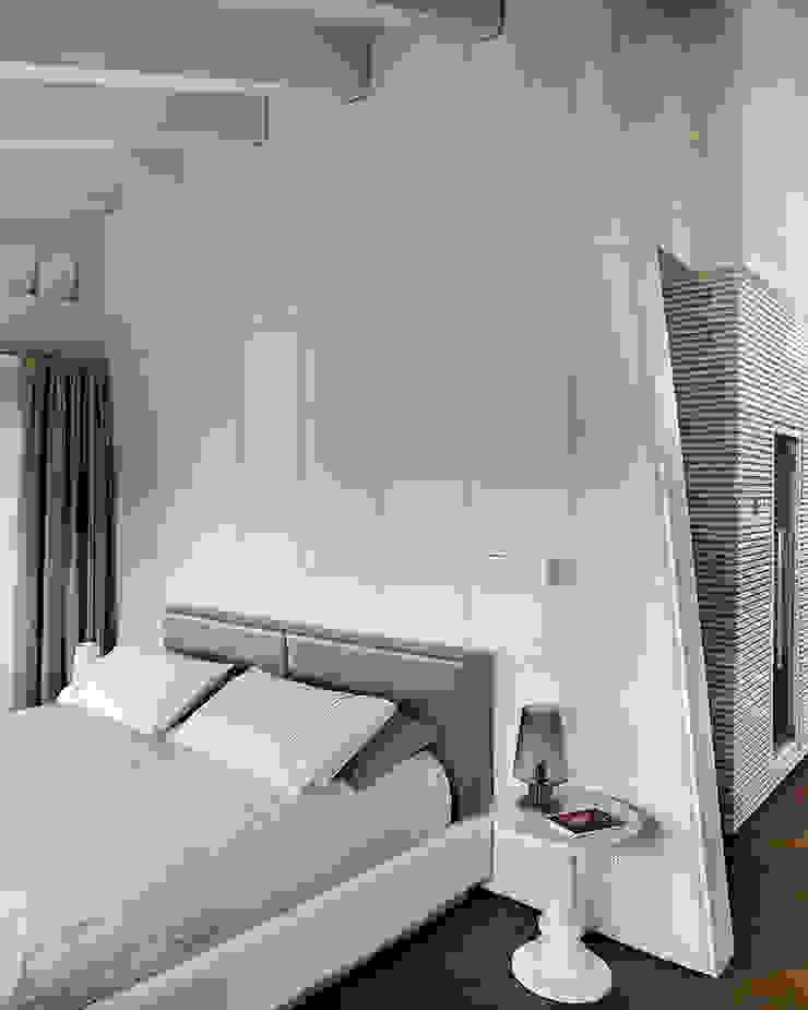 Abitare “tecnologico” - Un attico minimale coniuga originali volumi con geometrie, materiali e forme moderne., Studio d'Architettura MIRKO VARISCHI Studio d'Architettura MIRKO VARISCHI Modern Bedroom