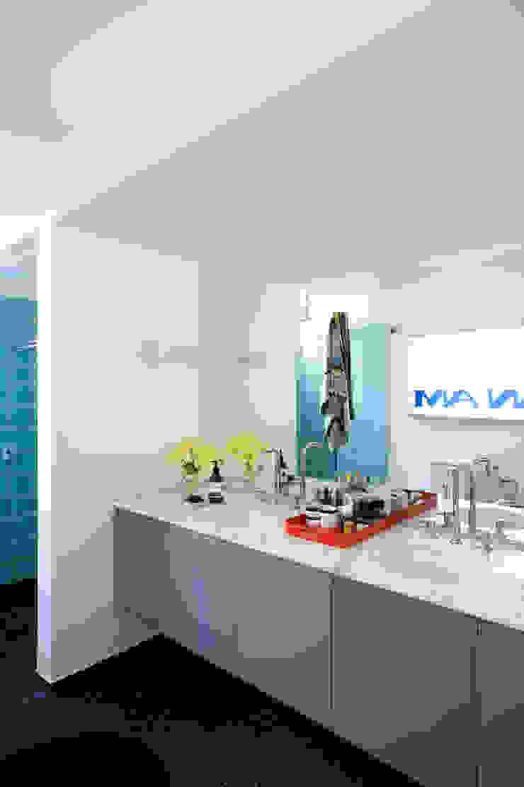ANTONIO CARLOS RESIDENCE Kamar Mandi Gaya Eklektik Oleh Mauricio Arruda Design Eklektik