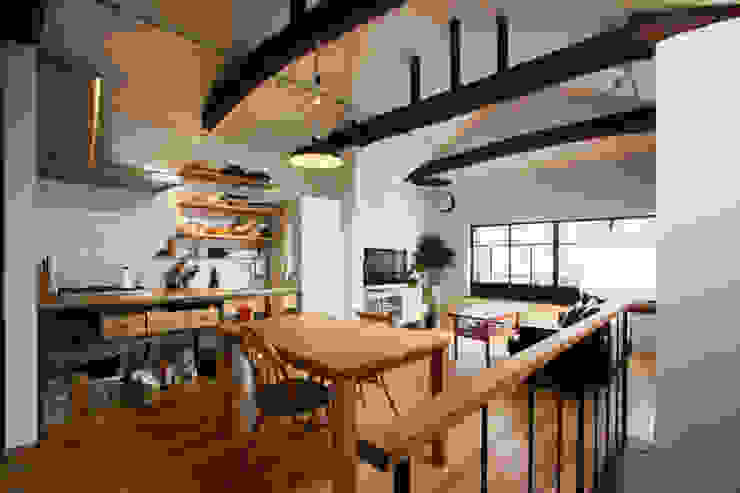 2階のリビング、ダイニング、キッチンの一室空間 一級建築士事務所expo 日本家屋・アジアの家 テーブル,家具,財産,木,インテリア・デザイン,フローリング,床,椅子,建物,広葉樹
