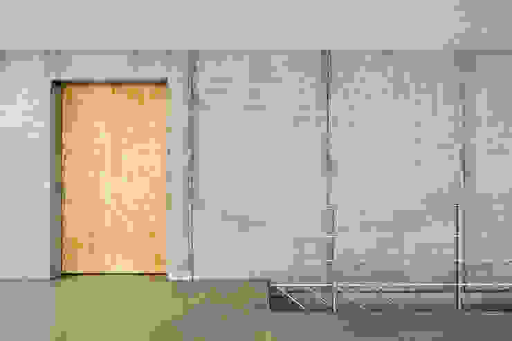 Wohnhaus am Hang, Wyhlen Moderner Flur, Diele & Treppenhaus von GIAN SALIS ARCHITEKT Modern