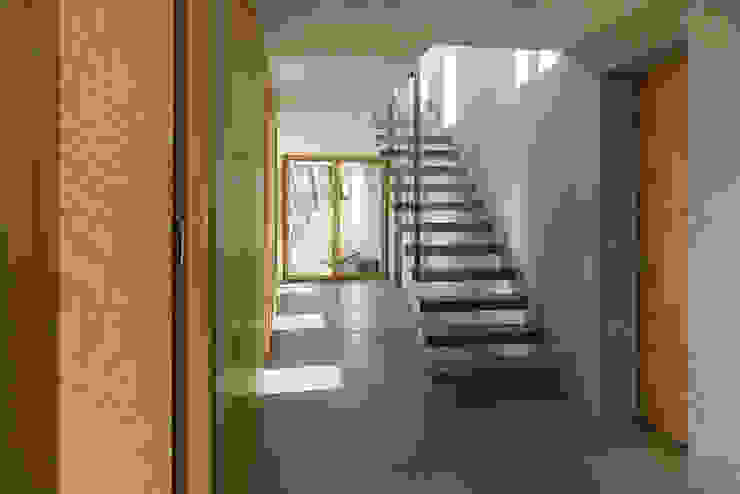 Wohnhaus am Hang, Wyhlen Moderner Flur, Diele & Treppenhaus von GIAN SALIS ARCHITEKT Modern