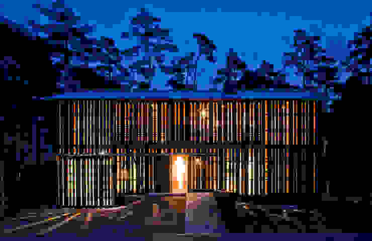 House in Daisen, 大角雄三設計室 大角雄三設計室 北欧風 家 木 木目調 空,植物,青,木,建物,ドア,ファサード,市,夕暮れ,色合いと色合い